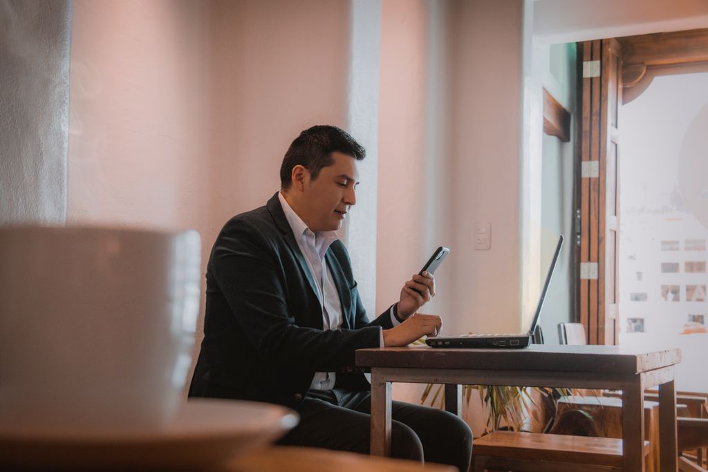 Qué ventajas tiene fichar en el trabajo con el móvil para los clientes de tu asesoría con personal en campo